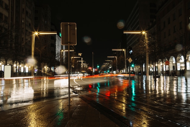 Photo pistes de lumière dans la rue du soir