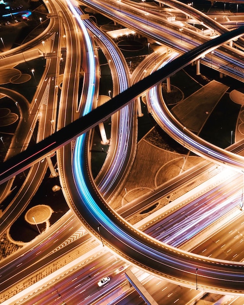 Des pistes lumineuses sur la route la nuit