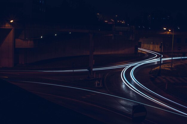 Photo des pistes lumineuses sur la route la nuit