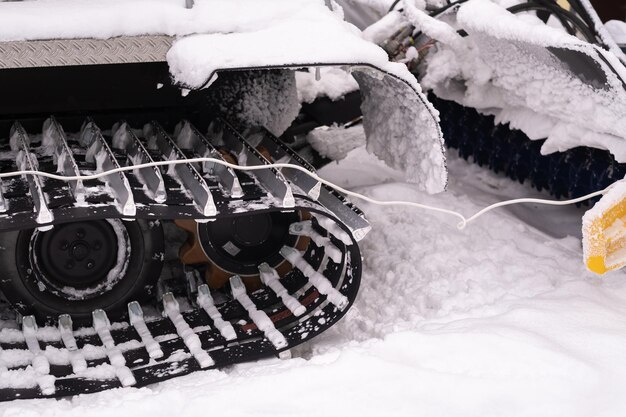 Pistes métalliques d'une voiture chasse-neige en hiver dans la neige