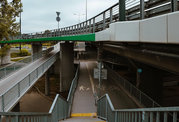 Photo pistes piétonnes et cyclables sur l'échangeur routier