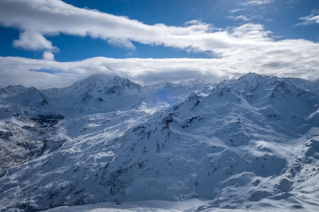 Photo pistes de ski et montagnes des menuires dans les alpes françaises