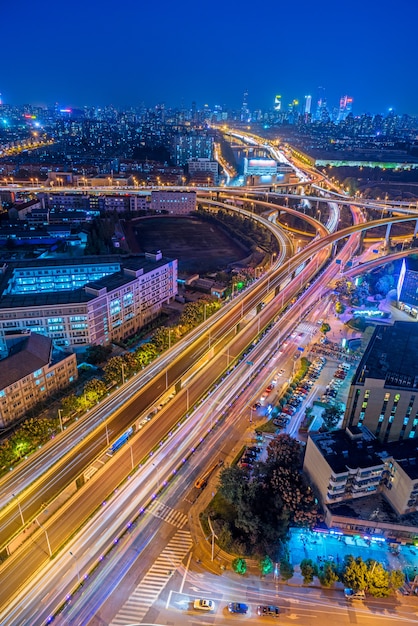 Pistes de véhicules sur les bâtiments urbains et les routes surélevées, vue de nuit, vue aérienne, Chine