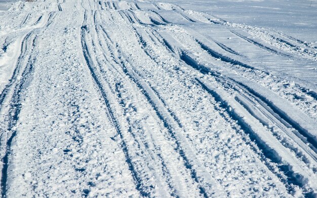 Pistes de VTT et de ski dans la neige le jour d'hiver glacial