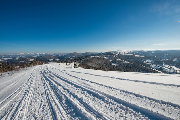 Pistes de VTT et de ski dans la neige le jour d'hiver glacial