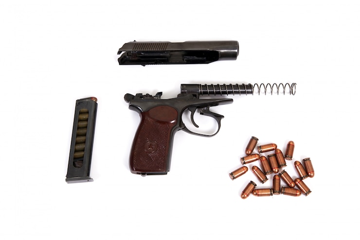 Photo pistolet makarov balles clip poignée ensemble blanc isolé brun noir étoile vieux soviétique
