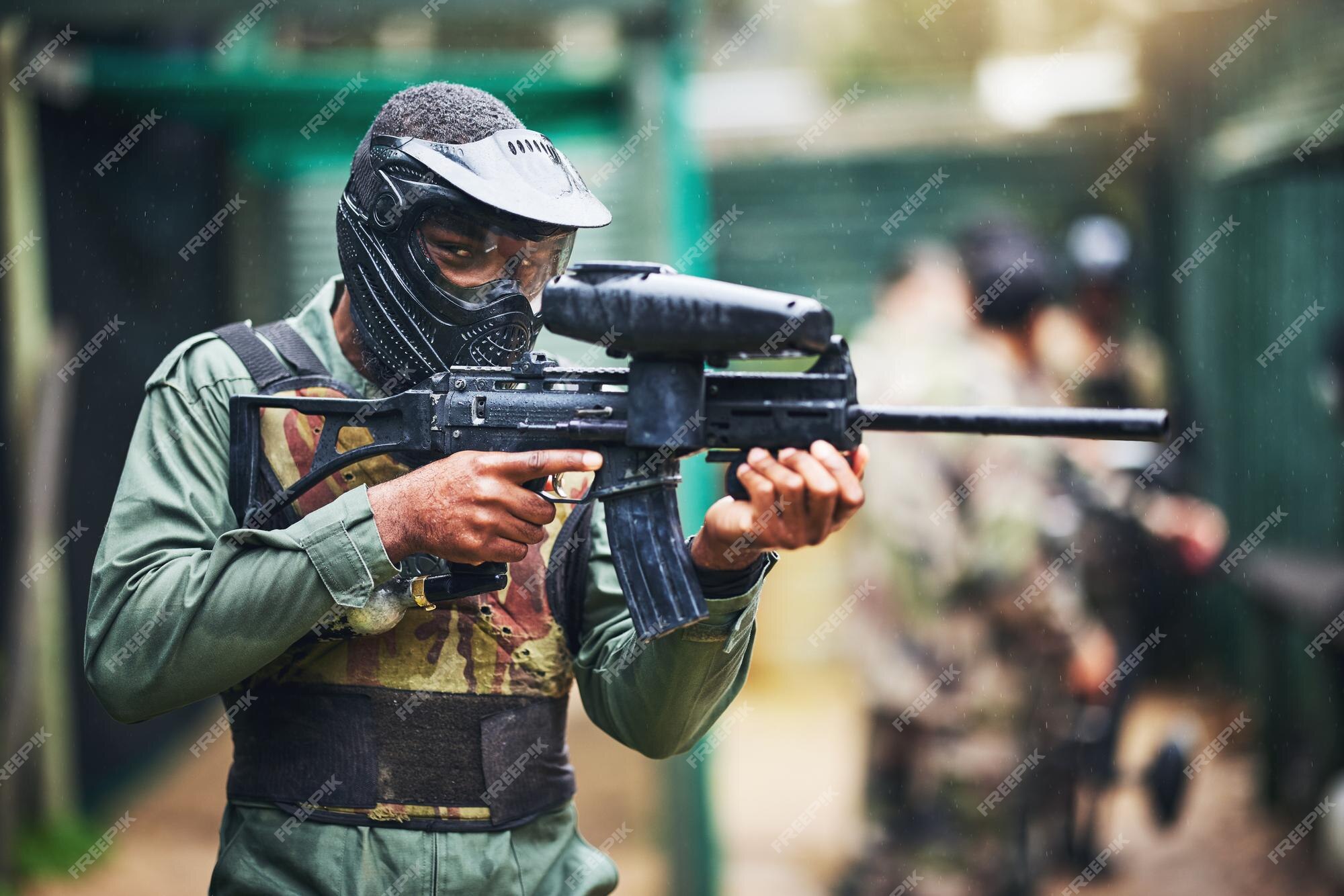 Pistolet De Paintball Et Portrait De Joueur D'homme Noir Avec Uniforme De  Sécurité Pour Le Jeu De Tir En Plein Air Guy De Tournoi Compétitif Avec  Casque Et Gilet De Camouflage Prêt