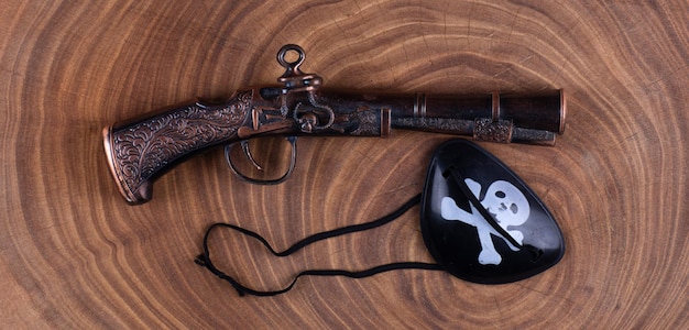 Pistolet de pirate antique sur fond de bois