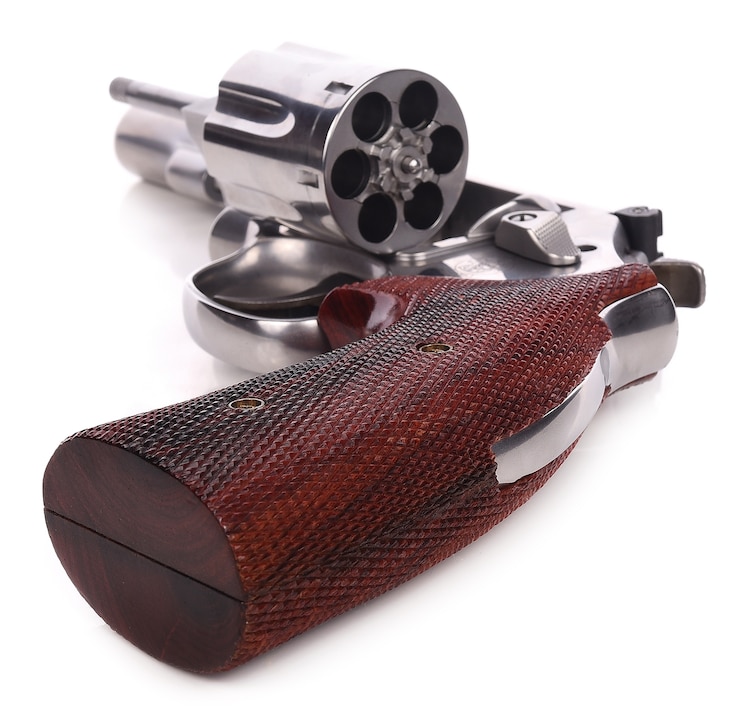 Photo pistolet revolver sur fond blanc