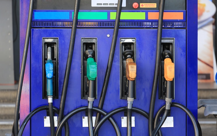 Photo pistolets à carburant multicolores sur la station-service.