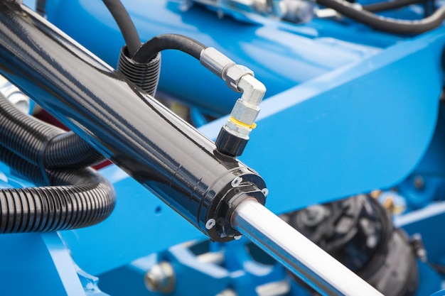 Piston ou actionneur noir dans une machine pneumatique ou hydraulique bleue Technologie et ingénierie