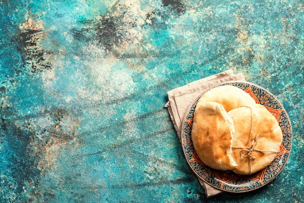 Pita ou pain arabe sur fond bleu vue de dessus avec espace de copie