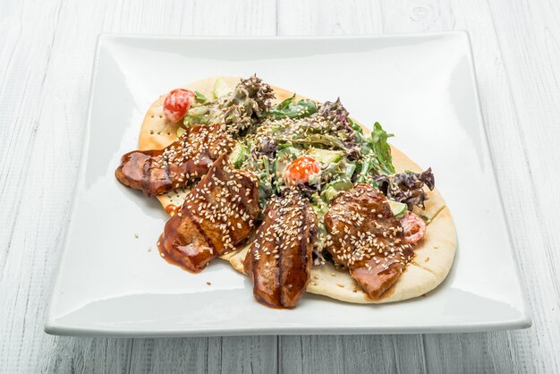 Pita avec salade de viande et de légumes sur la plaque