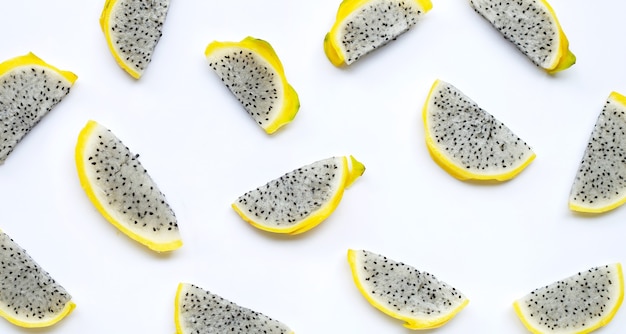 Pitahaya jaune ou tranches de fruit du dragon sur blanc