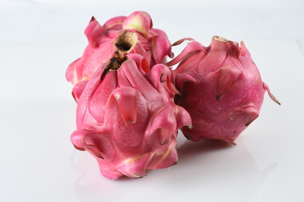 pitaya aux fruits du dragon rouge isolé sur fond blanc en tranches et entières