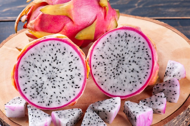 Pitaya, également connu sous le nom de fruit du dragon. Originaire du Mexique et des pays d'Amérique centrale