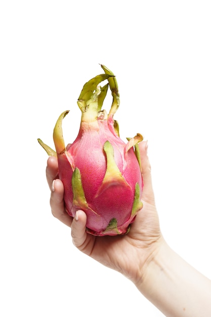 Pitaya entier (pitahaya) ou fruit du dragon et coupé en demi-morceau sont isolés sur fond blanc.