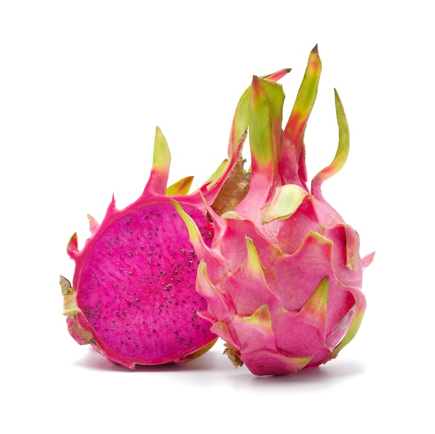 Pitaya frais entier et demi de fruits du dragon isolé sur fond blanc