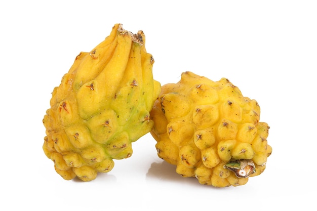 Pitaya jaune frais sur fond blanc