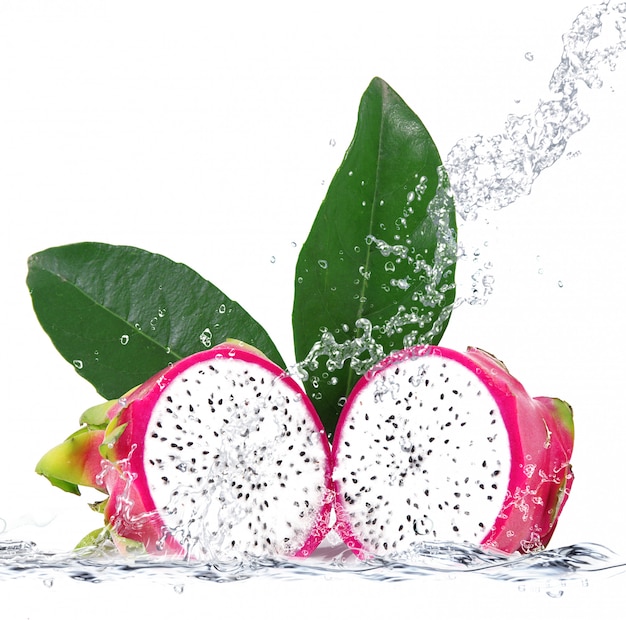 Pitaya tombant dans l'eau