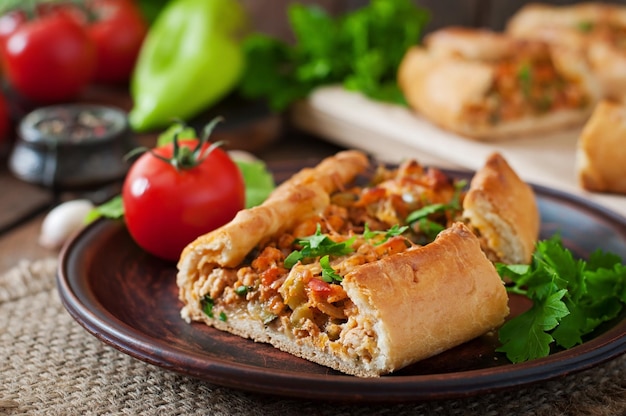 Pîte traditionnel turc avec du bœuf et des légumes