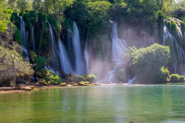 Le pittoresque Kravice se situe dans le parc national de Bosnie-Herzégovine.