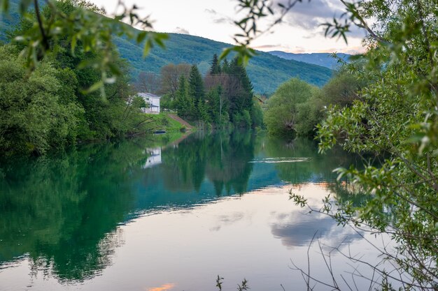 Le pittoresque lac Plav dans les montagnes du Monténégro.