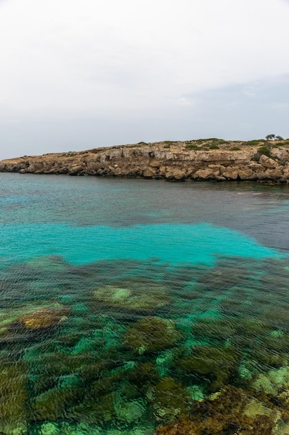 Le pittoresque lagon bleu sur la côte de la mer calme