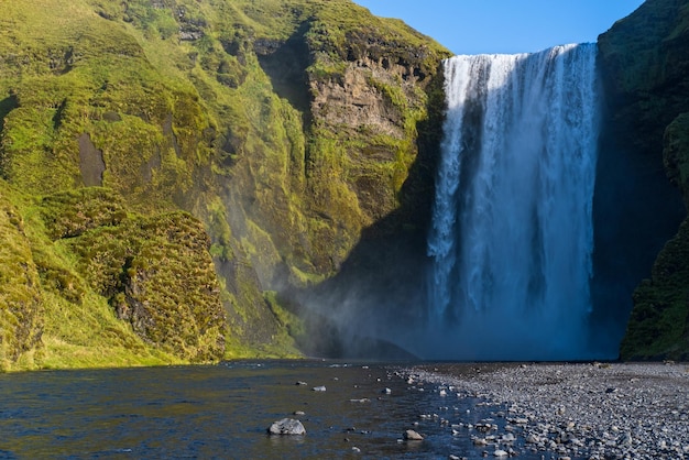 Pittoresque pleine d'eau grande cascade Skogafoss vue d'automne sud-ouest de l'Islande