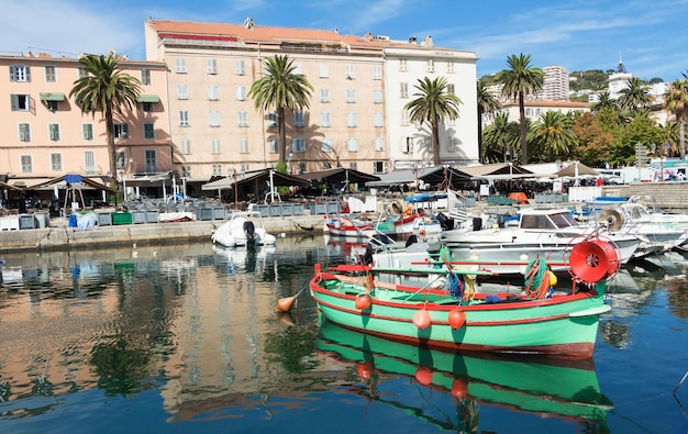 Le pittoresque port de pêche d'Ajaccio Corse France