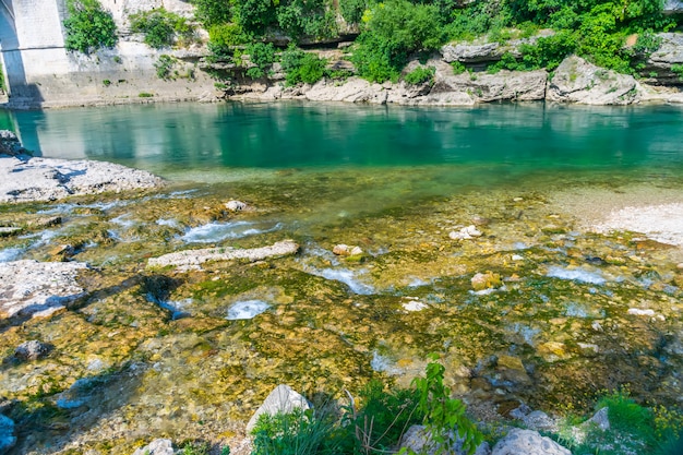 Une pittoresque rivière orageuse traverse la ville de Mostar.