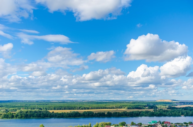 La pittoresque rivière Svisloch se jette dans le réservoir Drozdy à Minsk.