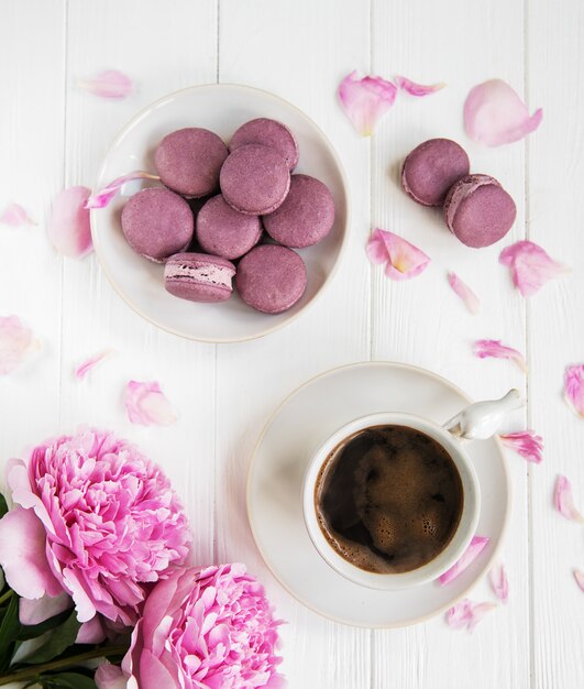 Pivoine rose avec café et macarons