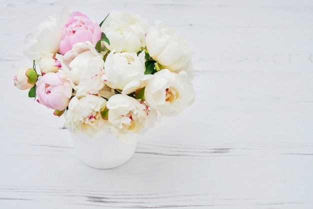 Pivoines Blanches Dans Le Pot De Fleurs Blanches.