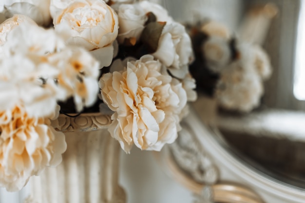 Pivoines blanches dans un vase en céramique blanche