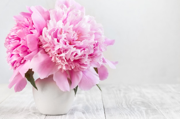 Pivoines dans un vase.