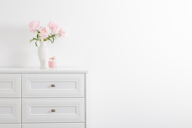 Pivoines Roses Dans Un Vase Blanc En Céramique à L'intérieur Blanc