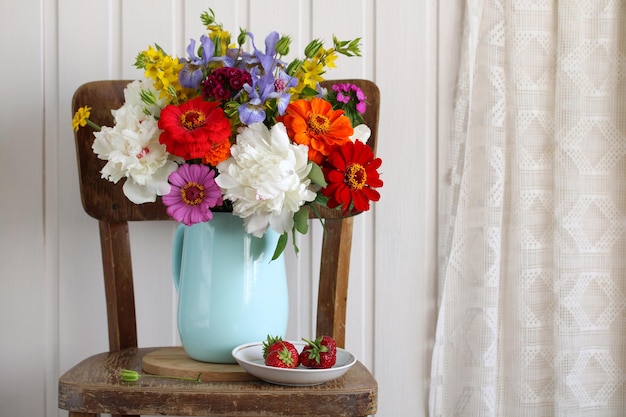 Pivoines zinnias et autres fleurs du jardin