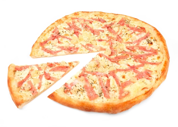 Pizza à l'ananas, mozzarella et jambon. Un morceau est coupé de la pizza. Fond blanc. Isolé. Fermer.