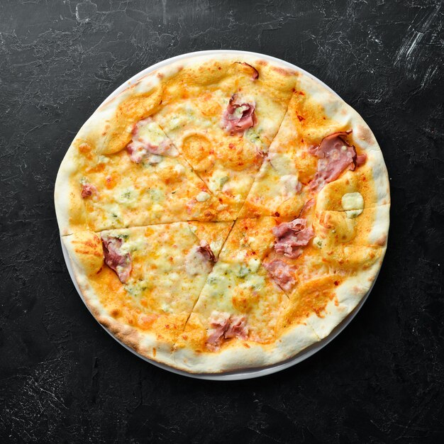 Pizza au bacon et au fromage Cuisine traditionnelle italienne Vue de dessus Espace de copie gratuit