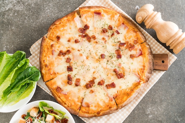 pizza au bacon et au fromage