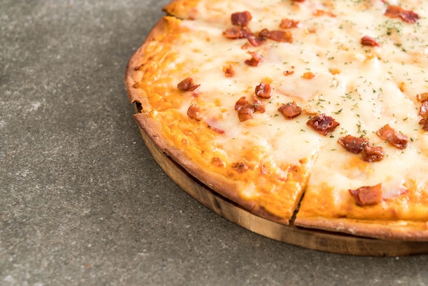 Photo pizza au bacon et au fromage