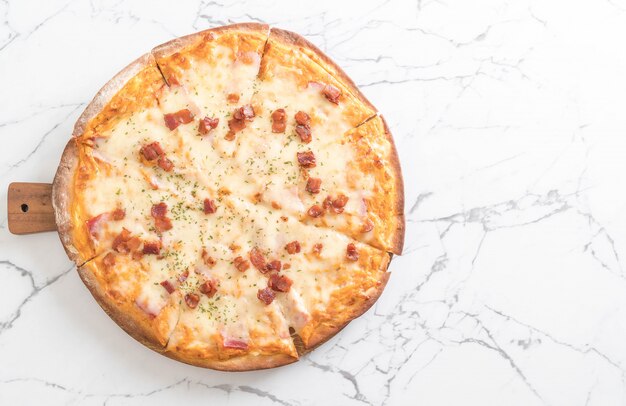 pizza au bacon et au fromage