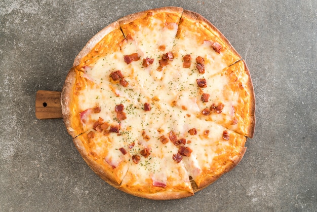 pizza au bacon et au fromage