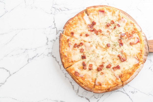 pizza au bacon et au fromage