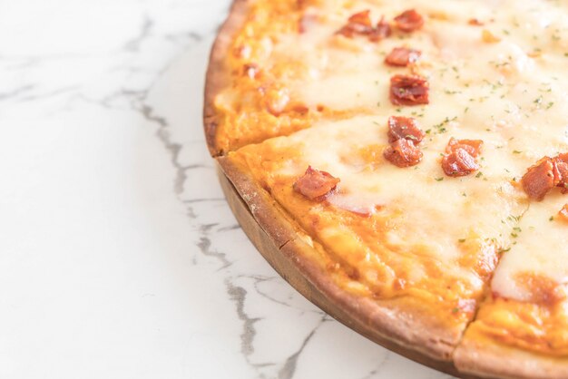 pizza au bacon et au fromage