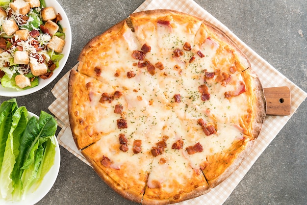 pizza au bacon et au fromage