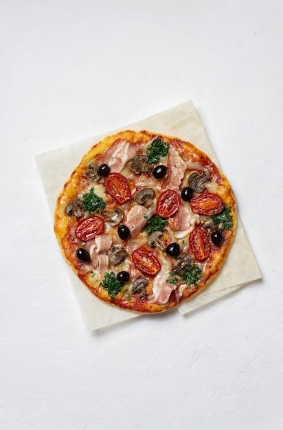 Pizza au bacon, champignons, tomates, fromage et olives. Nourriture italienne.