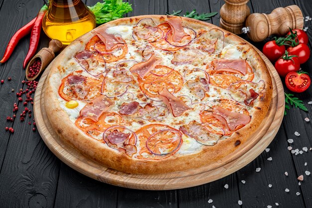 Pizza au bacon jambon et saucisse