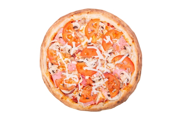 Photo pizza au bacon, tranches de tomates, mozzarella et herbes fraîches, feuilles de salade, façon maison,